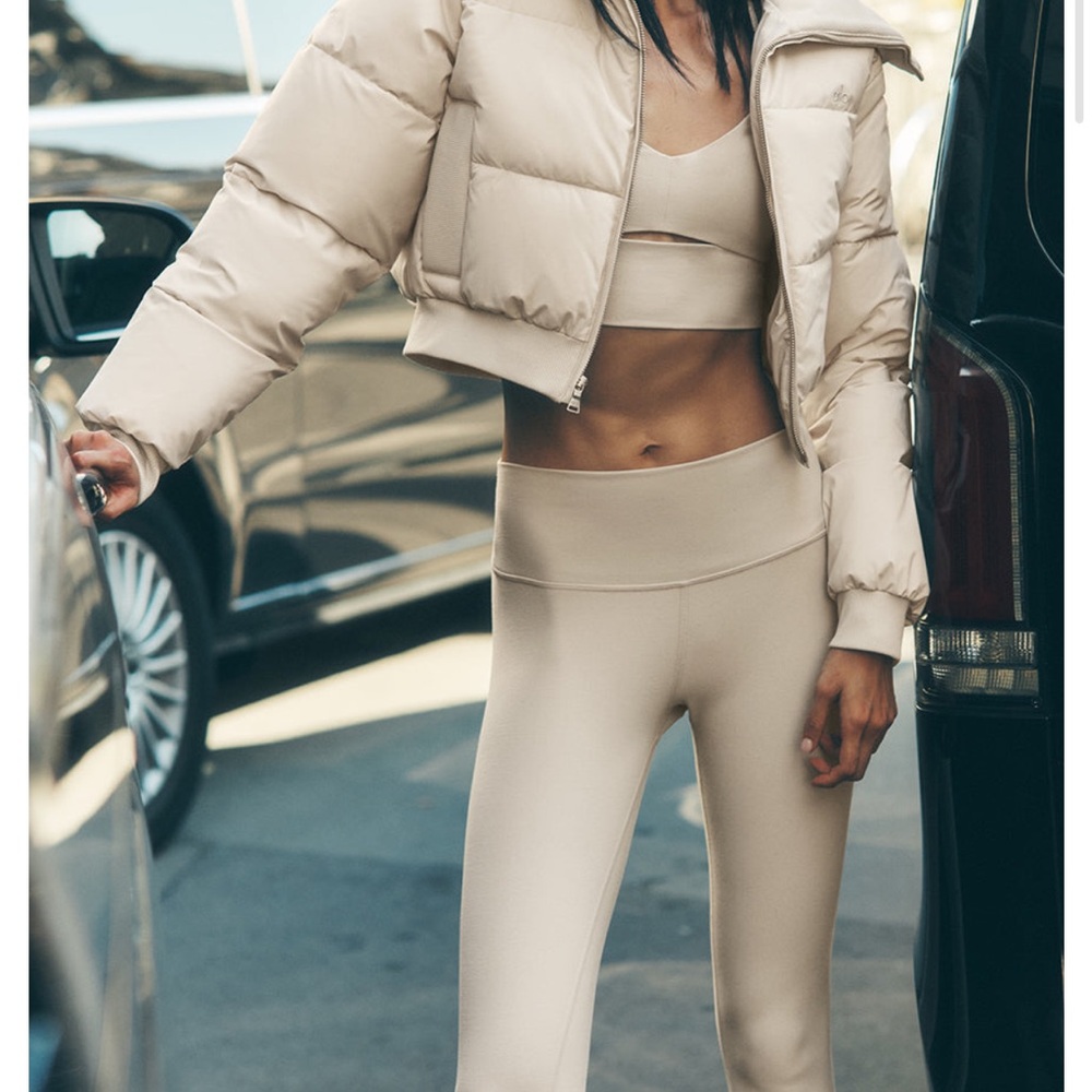 ALO SET Yoga highlight bra and legging set. Bone